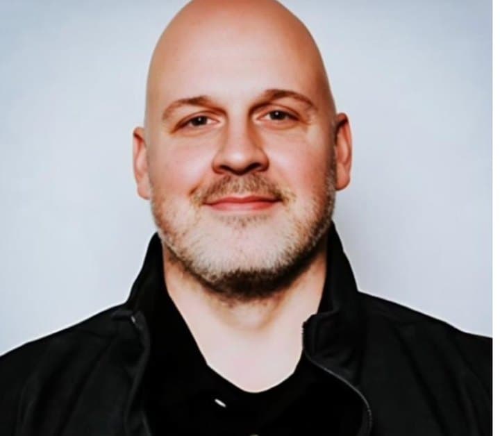 Portrait of Gregory Binsfeld, CEO and Founder of TripQuest.